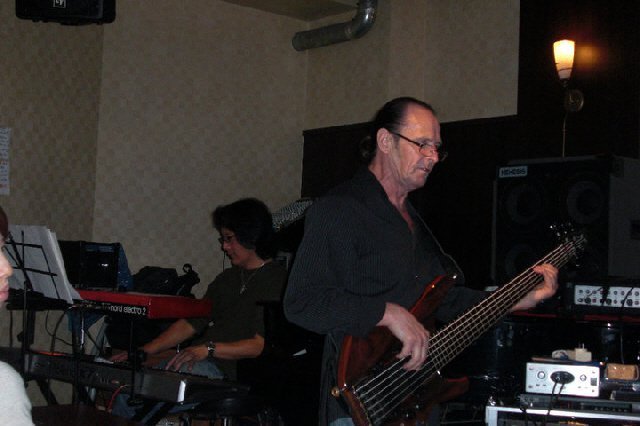 WayneJonesAudio's tweet image. Crazy memories from 2010. Appearance on MXTV showcasing visitors to Japan who play unusual instruments.

Promotion in Japan for newly released CD “Saturday Street”.
wayne-jones.com/music/saturday…

Philip Woo, on keys, put a band together for a club gig in Tokyo