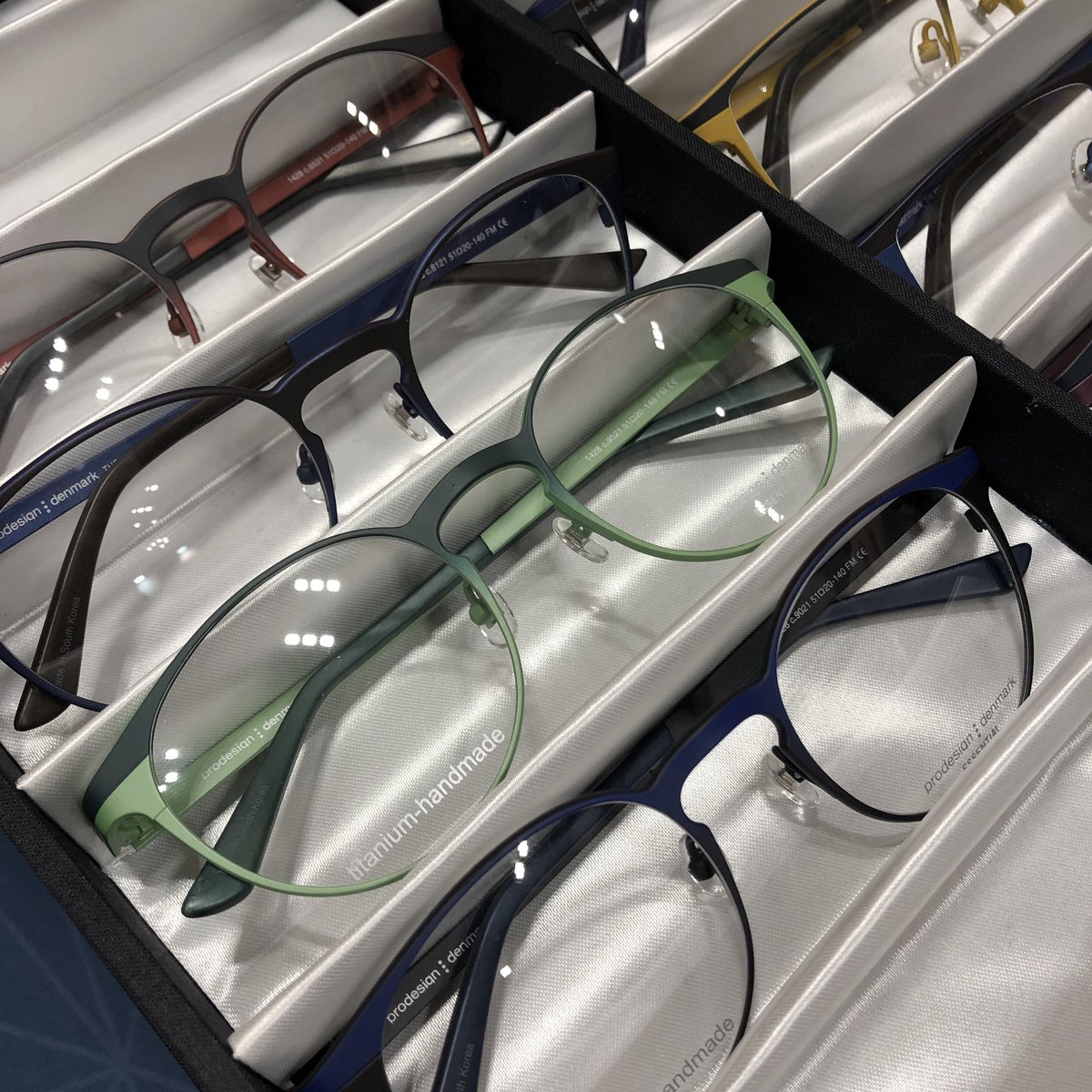 neku07's tweet photo. 今回はメタルフレームが増えましたね。日本とは違う、やはりデンマークブランドならではのカラーリングが見ていて楽しい♬当店ではメガネ初心者の方からの人気がとても高いブランドなんですよ。
#IOFTオフィシャルインフルエンサー #国際メガネ展 #prodesigndenmark https://t.co/LDusBVZJfL