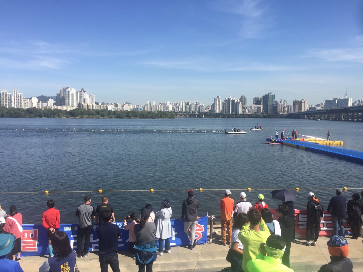 withbutton's tweet image. 와!!!! 한강에서 열린 100회 전국체육대회 철인3종 대회 응원하고 왔습니다!!! 어제는 여자 선수, 오늘은 남자 선수들!! 날렵하게 수영하고 있고요!! 총 1.5킬로미터를 왕복.

은빛 날치들처럼 파파팍 멋있는 이 모습을 자꾸 보다가 저도 결국은 철인3종에 입문했죠.

#전국체육대회 #철인3종