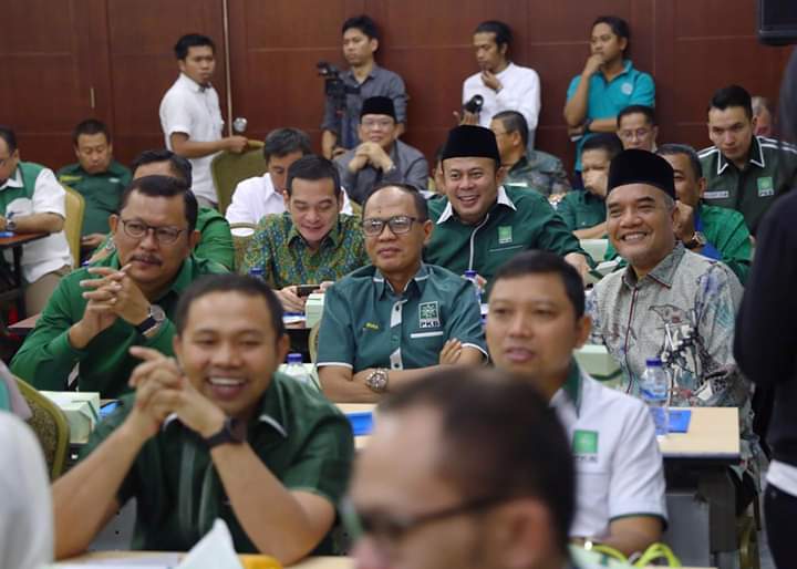PohanNow's tweet photo. Keceriaan saat Rapat di @DPP_PKB dilihat saat Ketum @cakimiNOW dan Sekjen @EmHasanuddin tertawa lepas,,,
#lebahparlemen https://t.co/YPPZt0uMVs