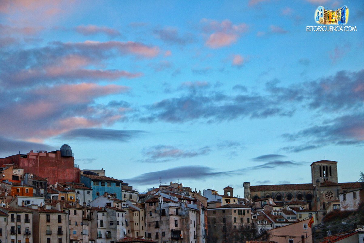 La #noche deja paso a la #mañana y #Cuenca se despierta. 
Los primeros rayos de #sol acaracian al casco antiguo de la ciudad.  #FelizMiércoles