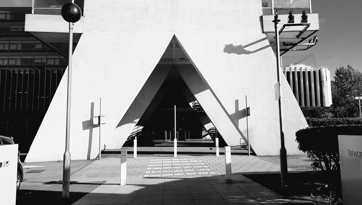 justLexphotos's tweet image. Let&apos;s do the splits - it can only be #Seifert . #pilotis #tolworth tower #surbiton #brutal #brutalism