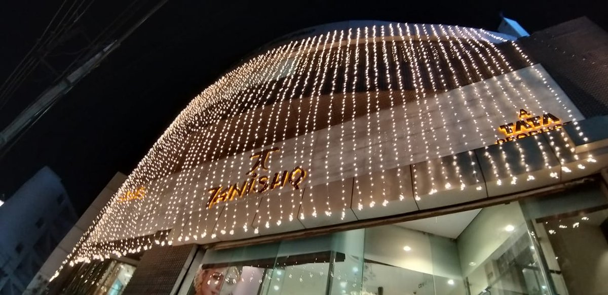 eventika_events's tweet photo. Lighting and floral decor #Tanishq himayatnagar. #flowerdecor #flowers #flower #decor #flowerarrangement
#eventprofs #eventplanner #eventplanners
#meetingprofs #events #eventtips #lighting #design #light https://t.co/R8odg8P4AC