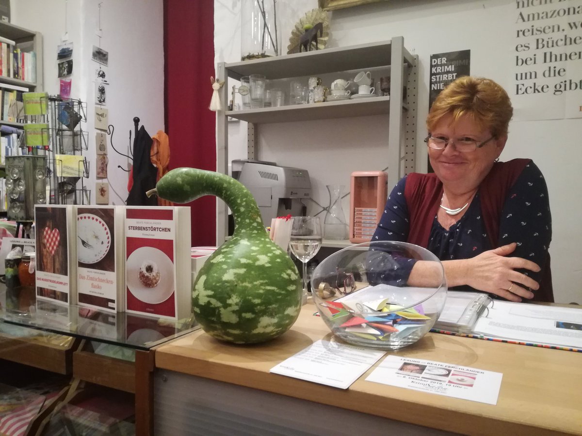 ChNeumeyer's tweet photo. @MSchwestern #BeateFerchländer liest aus ihren #Weinviertel #Krimis. Es hören zu u.a. die Schwestern #GudrunLerchbaum, #SabineMarx und @ChNeumeyer im Wiener #Krimisalon. #wienliebe https://t.co/eSZszuDCIC