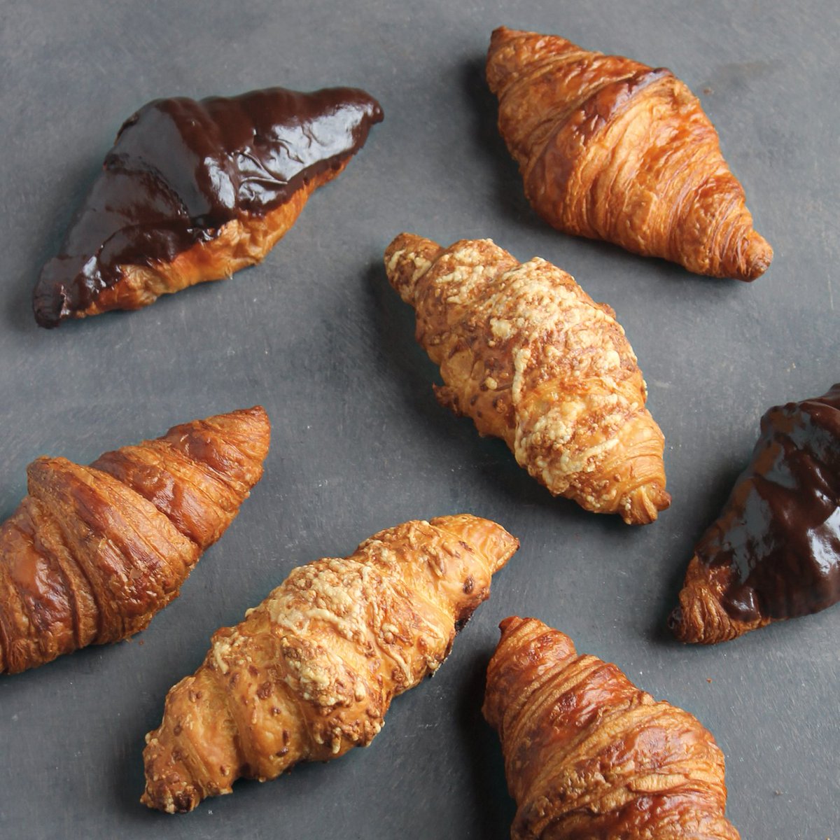 Kaas, hamkaas, chocolade of naturel. Altijd 3+1 gratis! Welke is jou favoriet? #bakkervanmaanen #croissants