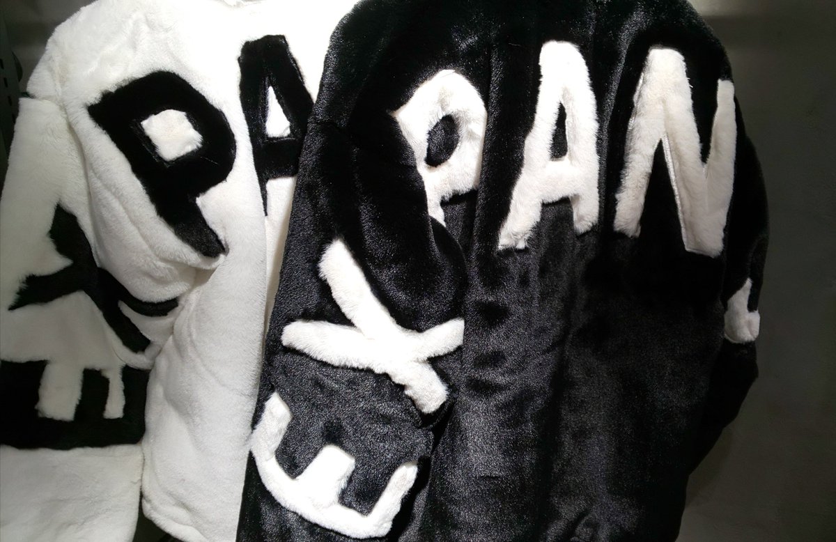 AGEM9yokohama's tweet image. 新作紹介🍠
FREEDEEから、横浜店大人気のボアブルゾンが入荷致しました😙

クセになるもふもふな生地とビックシルエットが可愛く決めてくれる一枚です😌💓

バックの英字もオシャレですね👍️

number   FD19-H01
price       ￥14,800+tax

#FUGA横浜 #FREEDEE