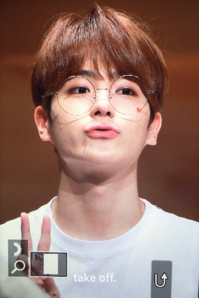 takeoff913's tweet photo. 191009 대전팬싸
똘똘이👓
귀여웡ㅠㅠㅠㅠ 
#THEBOYZ  #더보이즈 #현재 #이재현 https://t.co/ZFfChVgRYu