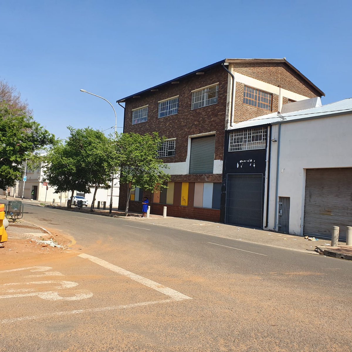 TargetReal's tweet image. ELLIS PARK/NEW DOORNFONTEIN – Commercial/Industrial Property For Sale
The property comprises of 10 stands covering almost an entire block made up of different buildings
There are lifts as well as goods lifts in most of the buildings
Jenny on 082 850 7171 or 011 440-7373