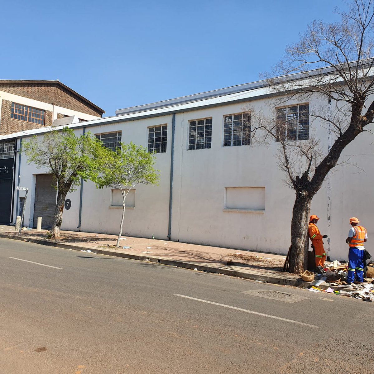 TargetReal's tweet image. ELLIS PARK/NEW DOORNFONTEIN – Commercial/Industrial Property For Sale
The property comprises of 10 stands covering almost an entire block made up of different buildings
There are lifts as well as goods lifts in most of the buildings
Jenny on 082 850 7171 or 011 440-7373