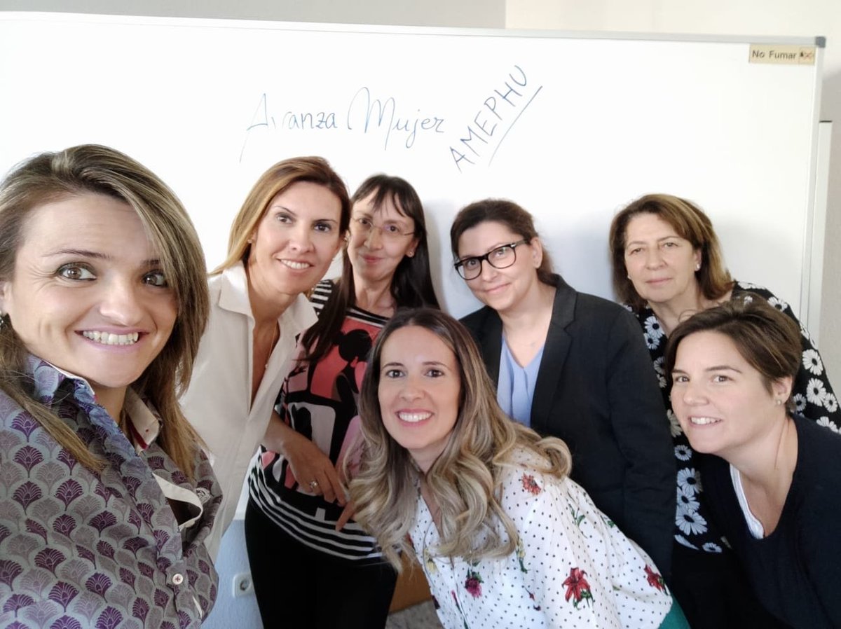 BeatrizCasalod's tweet photo. Taller de #Linkedin con mis compañeras y amigas de @Amephu (Asociación de mujeres empresarias de #Huesca) dentro de la formación #AvanzaMujer del #ProyectoConcilia organizado por @feaccuhuesca y @adesho6 #ilikeCM #CommunitymanagerHuesca #communitymanager . https://t.co/29P6VgThtM