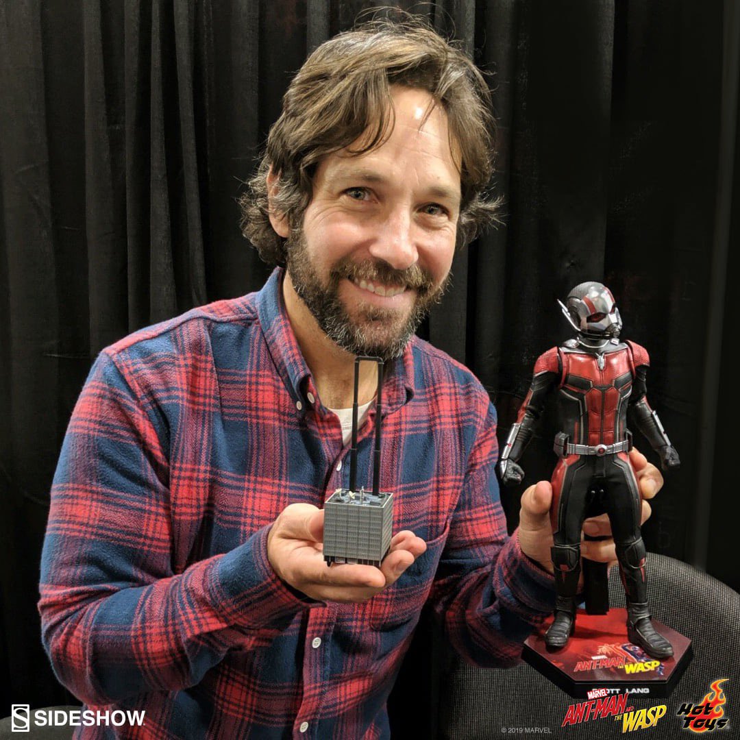 S_U_works's tweet photo. Paul Rudd checking out the Ant-Man 1:6 scale figure from Hot Toys at New York Comic Con! Thanks for hanging out Paul!
#HotToys #AntMan #ใใใใใคใบใ#AntManAndTheWasp #PaulRudd #ScottLang #PymParticles #Marvel https://t.co/VlejzqU2MI
