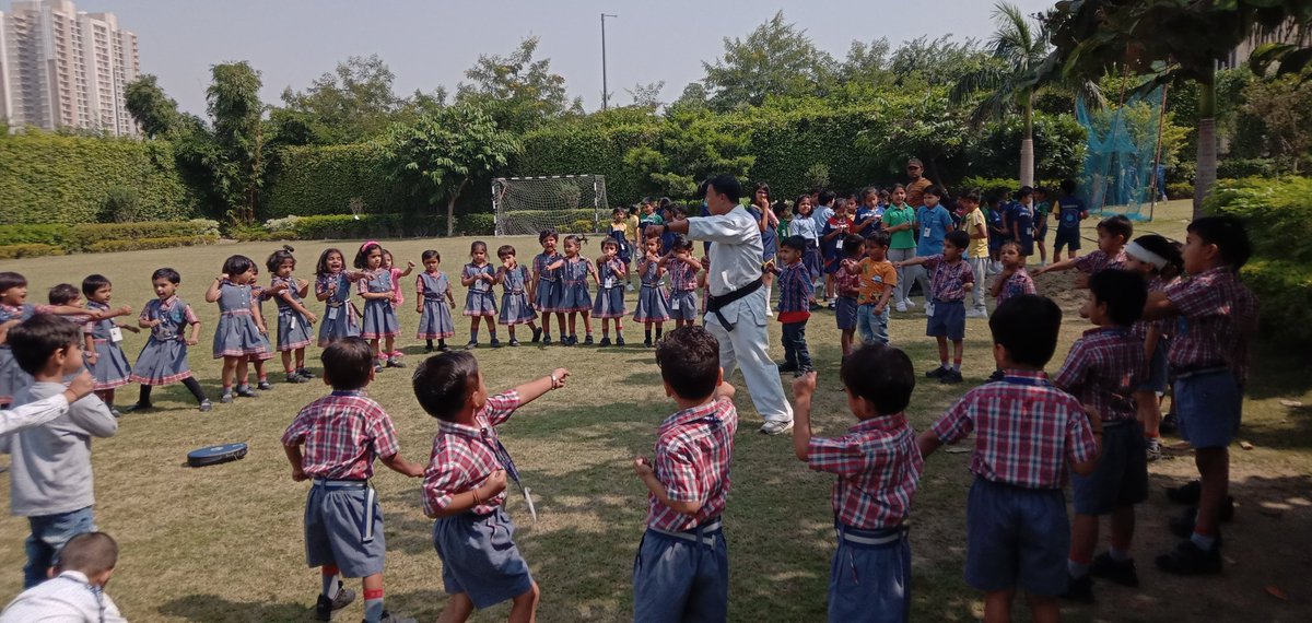 SujataPurkayas3's tweet photo. Self-defence, self-confidence, discipline and self control. The values you learn are priceless.....
Rickson Gracie #grossmotoractivity #selfdefense #rgsnoida #thebestschoolinNoida @supritichauhan @rgsnoida @Sarbanibiswas09
@KapurManjari https://t.co/KpcOuwEYI7