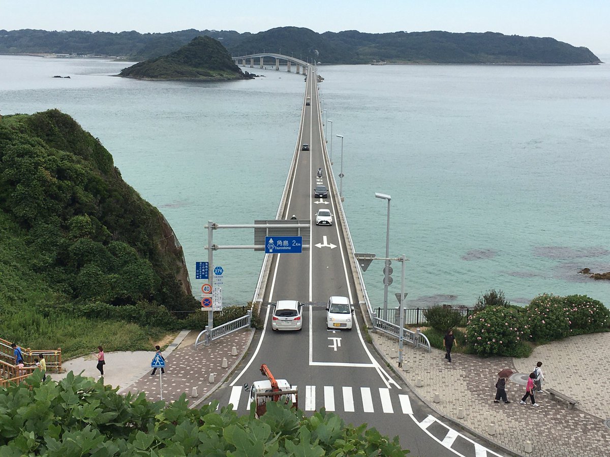 全日本旅オブザイヤー委員会 角島大橋 山口県下関市 透き通った海の上を走る 沖縄と見紛う山口の絶景大橋 海底まではっきりと見える澄んだ海は時間を忘れて眺めていたいですね 橋の上を飛ぶパラグライダーが映える良き景色です 角島大橋 A級