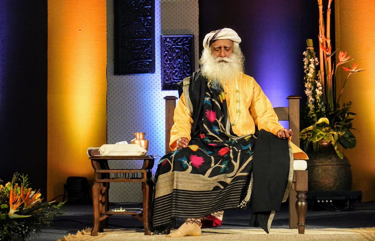 SadhguruTamil's tweet photo. மனிதர்கள் செய்யக்கூடிய குற்றங்களில் மிக மோசமானது, இவ்விடத்தைவிட மேலான இடம் ஒன்று 'சொர்க்கம்' உள்ளது எனும் கருத்து. சொர்க்கங்களை அழித்து இந்த பூமியை சொர்க்கமாக்குவதே தலையாய குறிக்கோள். இதனை நாம் நிகழச் செய்வோம். - சத்குரு
#InnerEngineeringInDelhi https://t.co/VqVVfQqz1J