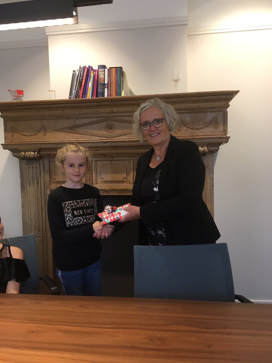 HTindemans's tweet image. Noa Hurkx ontvangen en haar namens alle inwoners van @gemeentenuenen laten weten dat wij trots op haar zijn. Ze heeft de Award voor Best Dutch Actress gewonnen op het wereldwijd georiënteerde festival NVIFF voor haar rol in ‘hoi mama’ van Stef Eltink