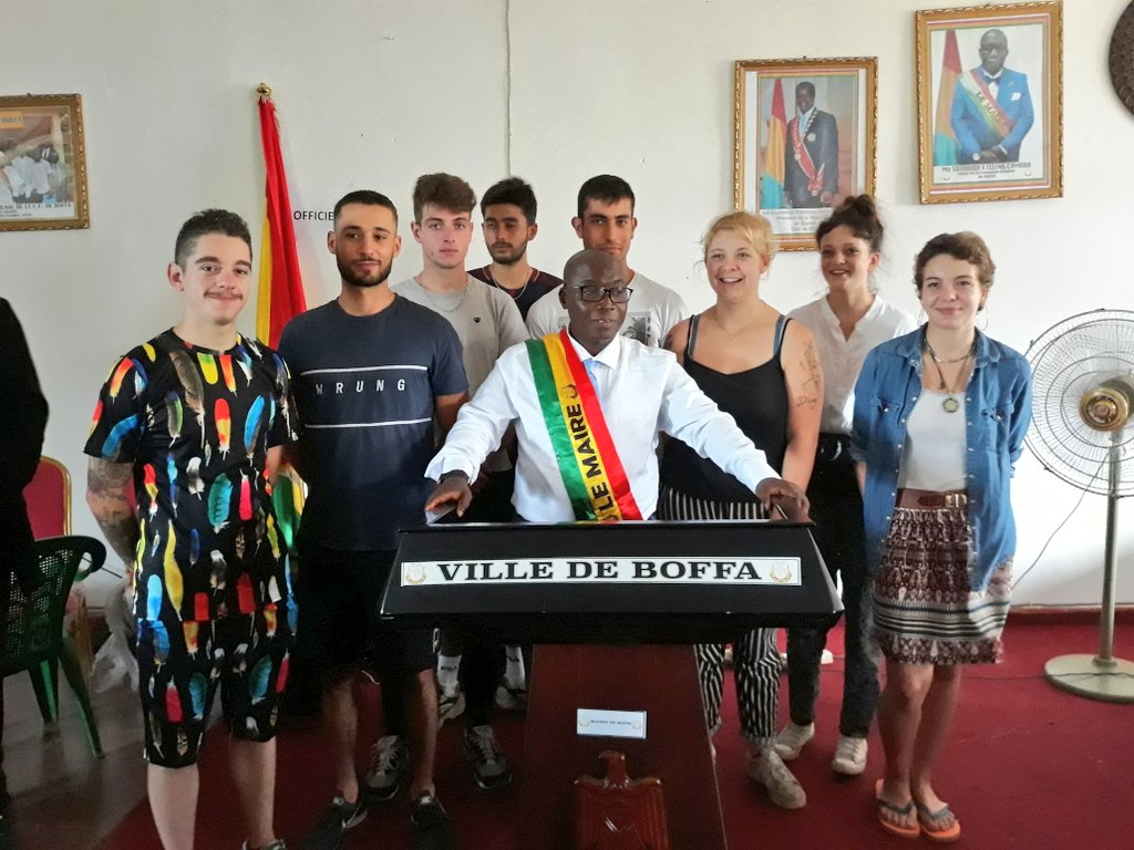 CMC_Guinee's tweet photo. 🤝 #MIJB Rencontre de 👨🏽💼 Monsieur le #Maire de Boffa @KissingCamara et son équipe communale #CUB 💬 les 8 jeunes des @missionlocale ont pu assiter 👀 au 3ème jour du #conseilcommunal 🏛 @Le_CIDJ @AvenirEnHeritag @departement17 @AmbaFrGuinee @GouvGN @ThierryBelhadj https://t.co/J7l9MBkXkD