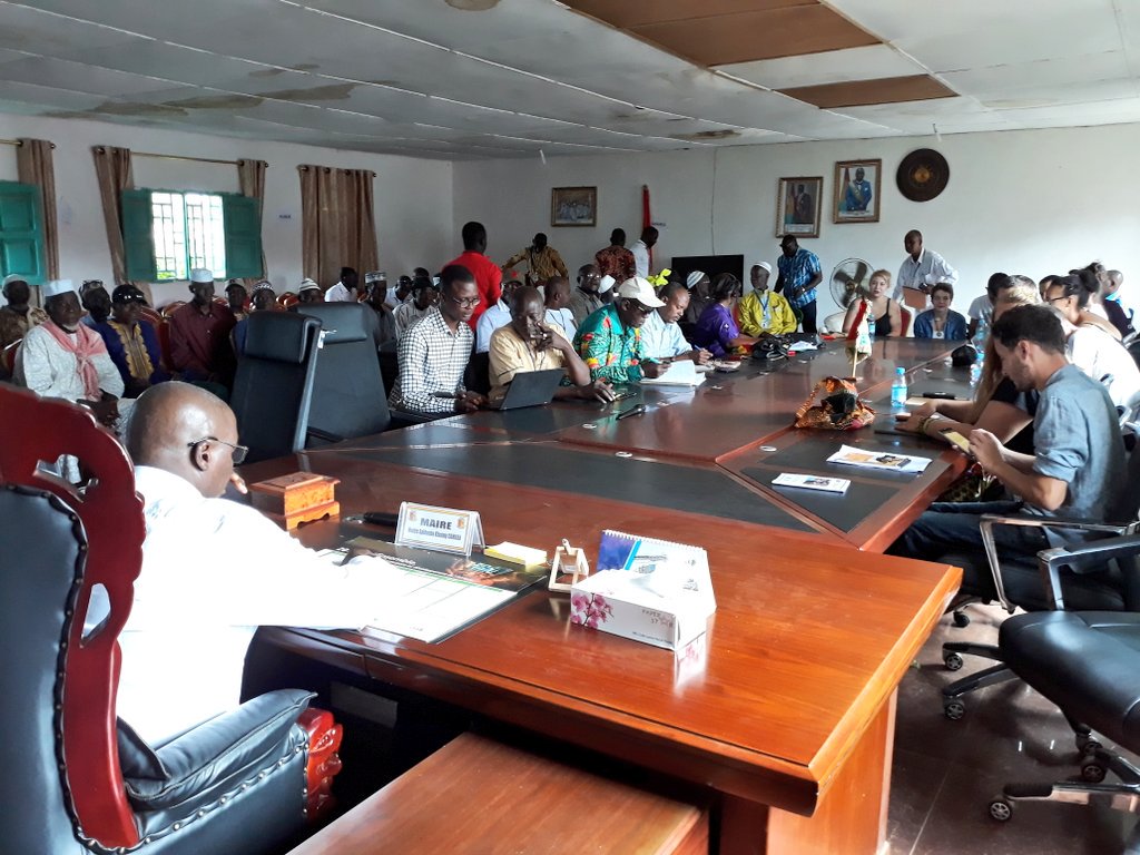 CMC_Guinee's tweet photo. 🤝 #MIJB Rencontre de 👨🏽💼 Monsieur le #Maire de Boffa @KissingCamara et son équipe communale #CUB 💬 les 8 jeunes des @missionlocale ont pu assiter 👀 au 3ème jour du #conseilcommunal 🏛 @Le_CIDJ @AvenirEnHeritag @departement17 @AmbaFrGuinee @GouvGN @ThierryBelhadj https://t.co/J7l9MBkXkD