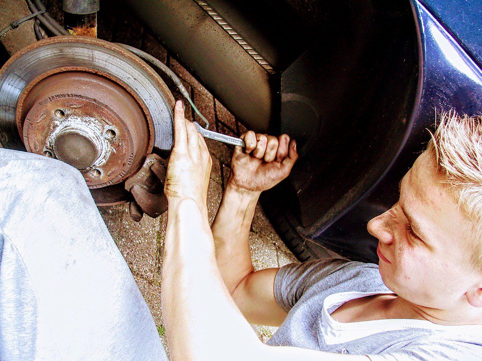 YourCarRepairs's tweet photo. Which #garage do you choose? How do you know #mechanics are properly trained and have the equipment to deal with your car? What questions should you ask? 

We can help narrow-down your search &amp; locate a reliable independent garage or #autocentre near you: https://t.co/V7JfQl6Yy6 https://t.co/kcTSXjer9W