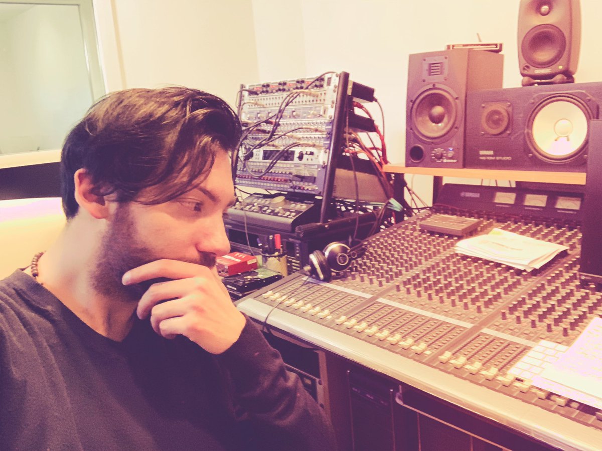 elvisnick_real's tweet photo. Focus 🎚
#elvisnick #pmsstudio #recordingstudio #mixer #studio #music #producer #musician #songwriter #singer #label #artist #art #filter #newmusic #rock #focus #abstract #photooftheday #igers #photography #photo #instamusic https://t.co/razn7OuY4l