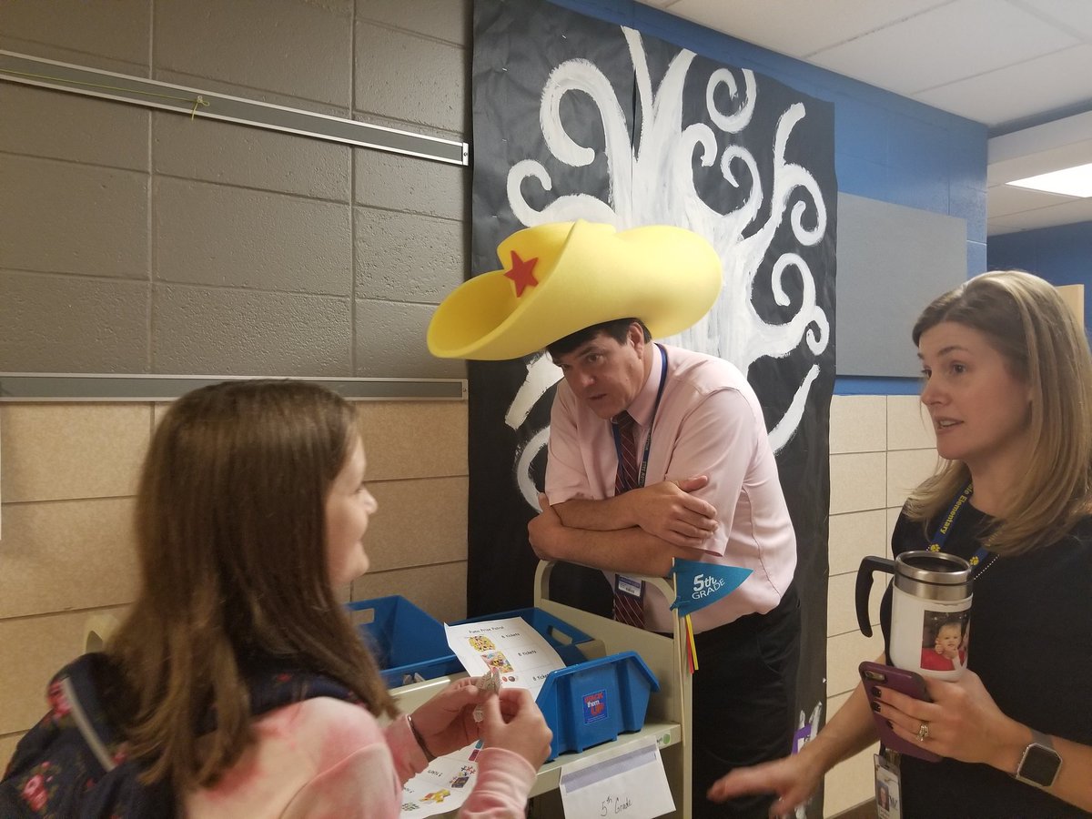 miss_stecklein's tweet photo. PUMA Prize Patrol came in to fifth grade today!!!  #pumapride #pumaprizes #positivebehavior @Willow_Dale_ES https://t.co/Sw3b1vXs5i