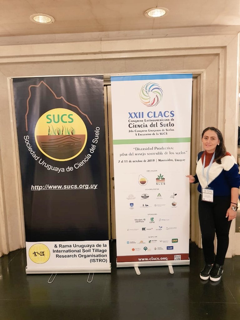 ECAPMAZOCC's tweet photo. Estudiante @ECAPMAZOCC Luisa Marina Montoya presenta su trabajo de grado, modalidad poster en XXII Congreso Latinoamericano de Ciencia del Suelo. Montevideo, Uruguay. Mas UNAD! Mas Internacionalizacion! @julialbaangelo @AgroforestaUNAD @JaimeLeal_ https://t.co/SMcygp8Ze6