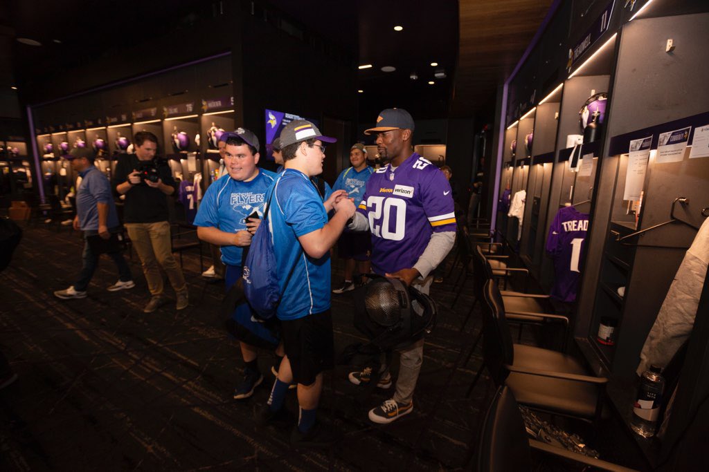 MackAlexander20's tweet photo. Your greatness is not what you have, it’s what you give! Had a great time yesterday hanging out with the Rochester Flyers & helping surprise them with new jerseys! Thanks to @SOMinnesota & @Vikings for making it happen. #SKOL #AllWorkIsEasyWork #MackAttackStrap #SpecialOlympics https://t.co/AAY20at119