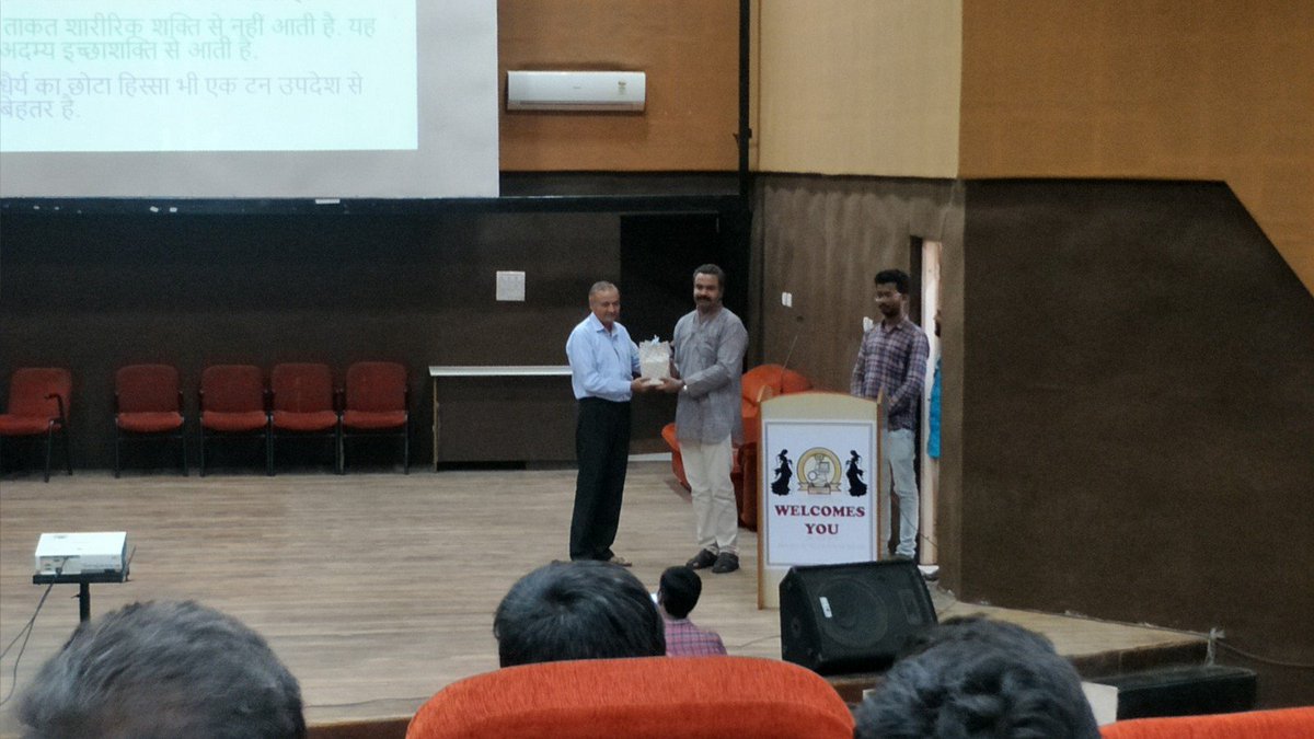 GecRajkot2004's tweet image. સંસ્થા ખાતે ગાંઘીજી ની ૧૫૦ મી જન્મ જયંતી ની ઉજવણીના
નિમતે તા. ૧/૧૦/૨૦૧૯,મંગળવાર ના રોજ ડૉ. આિશષ શુક્લા,
એલ.ઇ. કોલેજ, મોરબી .દ્વારા ‘રામનામ અને ગાંધી’વિષય પર
વક્તવ્યનું આયોજન બપોરે  ૪:00 કલાકે ઓડીટોરિયમ ખાતે કરેલ હતું.

#GECRAJKOT
#GTU
#MHRD
#150GANDHIJAYANTI