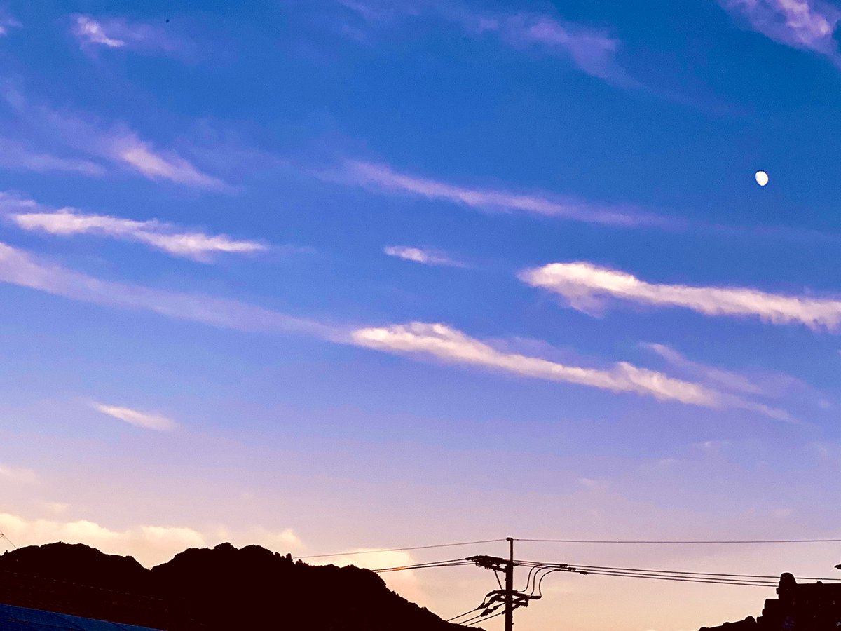 Morzat_Chopin's tweet photo. 空♡涼しげな夕焼け🎶綺麗なカラーグラデーション💕右上↗️に可愛いお月様も🌙.*·̩͙今日もお疲れ🤚#空 #イマソラ #夕焼け空 #涼しげ #カラーグラデーション #綺麗 #月 #可愛い #今日もお疲れ様でした #sky #sunset #colorgradation #beautiful #moon #cute https://t.co/Npet8Q8n20
