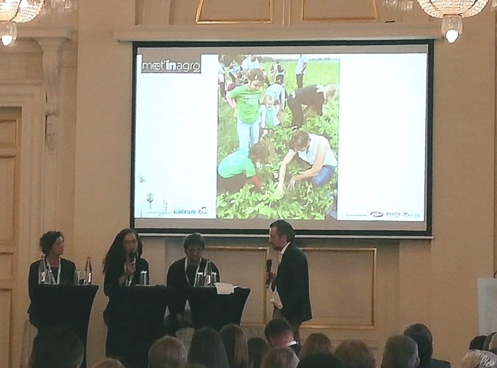 Processalim's tweet photo. # Meetinagro Camila Garcia, responsable RSE et Nature #Bledina   présente la certification B-Corp et la démarche de transparence du groupe Danone. https://t.co/9YQlfzlfpd