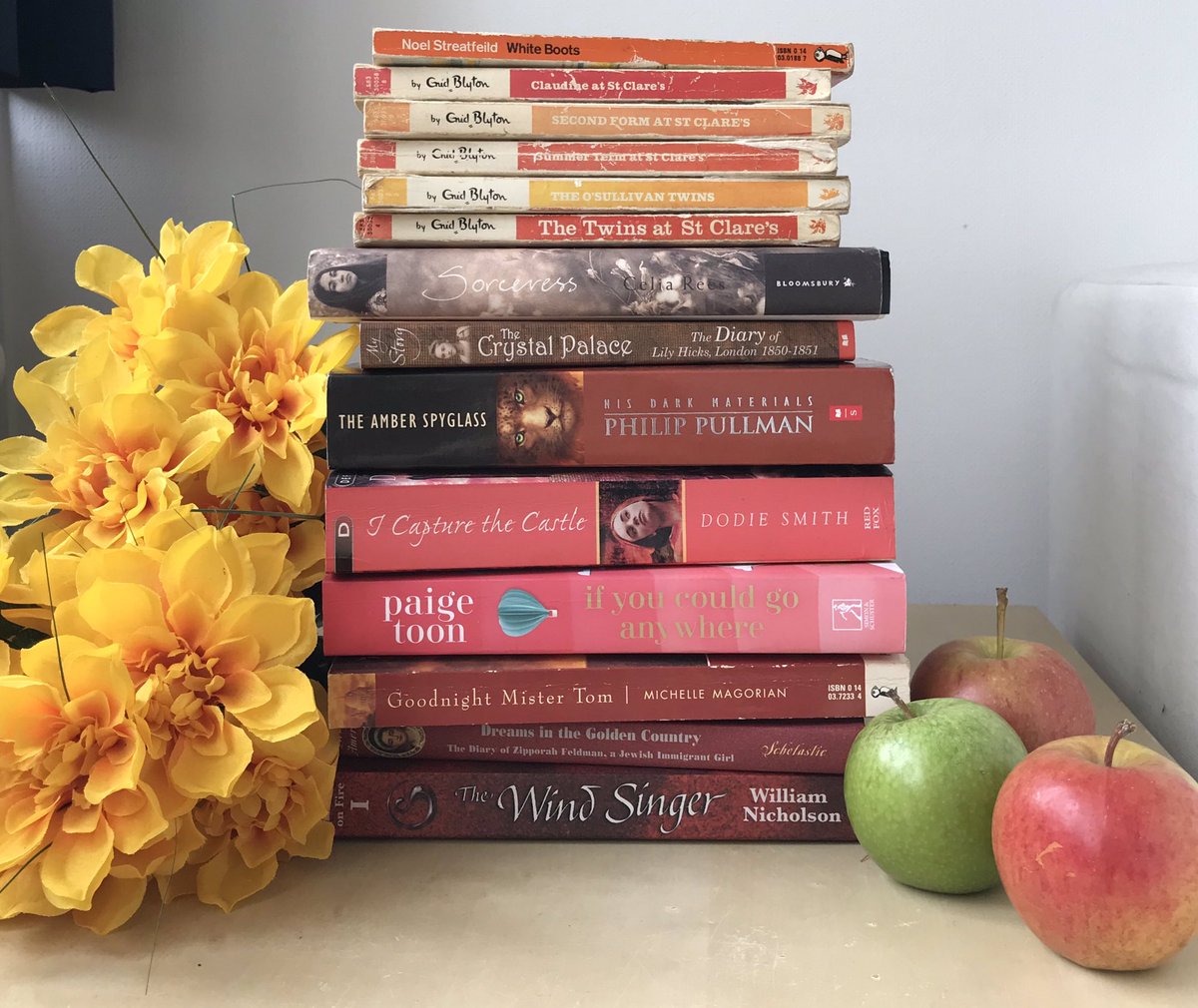 CharliEmAlO's tweet photo. Attempting an #autumnbookstack 🍂 https://t.co/OTwt8zJ1tl
