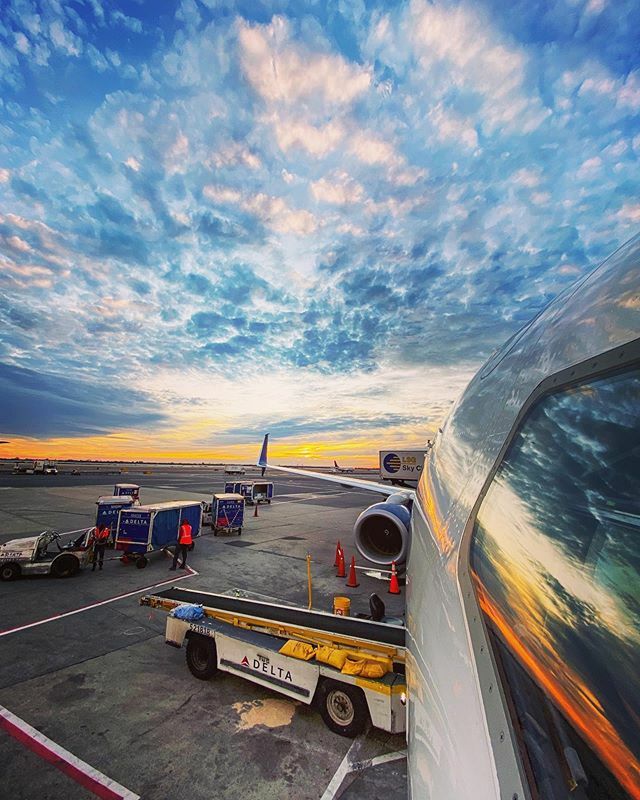 Loading up JFK-SEA and spotted this killer #sunset out my window. #officeview ift.tt/2OB7r1x