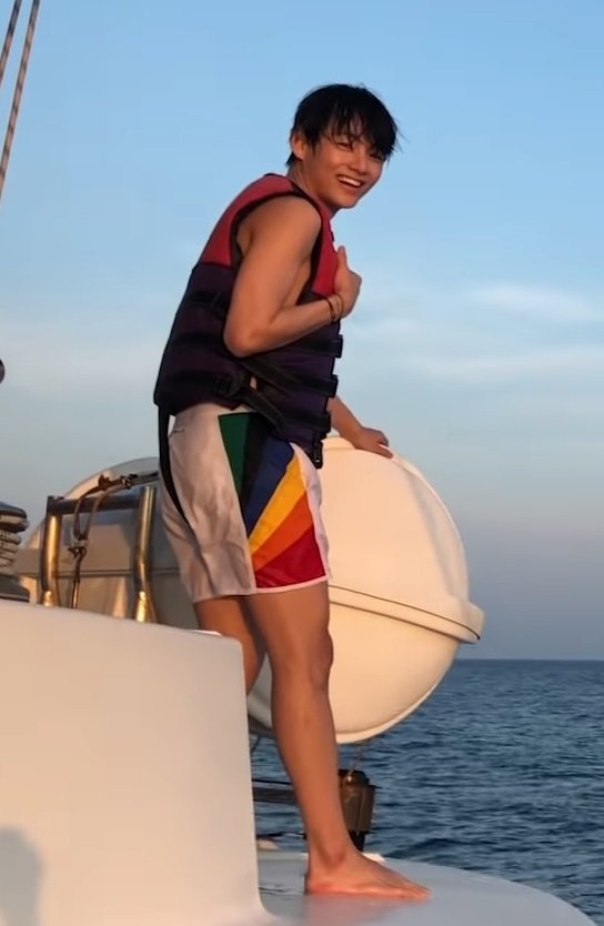 dtaehyungnoona's tweet photo. Eu não sabia que precisava dessas fotos do Taehyung ,até eu printar essas fotos do Taehyung 😍😋
Obrigada Senhor por esse vlog abençoado nunca o combo : sorriso e bermuda branca fez tanto sentido !!!
@BTS_twt
#TaehyungYouArePerfect
#TaehyungTannieTime
#TAEHYUNG
#vlogv https://t.co/73GjTlTWCA