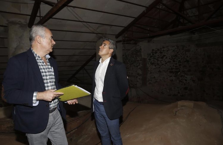 Hoy, he recorrido la Puebla Vieja de #Laredo junto a su alcaldesa, <a href="/charolosa/">Charo Losa Martinez</a>. Sus calles albergan un valioso conjunto arquitectónico que tenemos que proteger y una emblemática iglesia, la de Santa María que necesita que atendamos sus urgencias más inmediatas 
#Cantabria