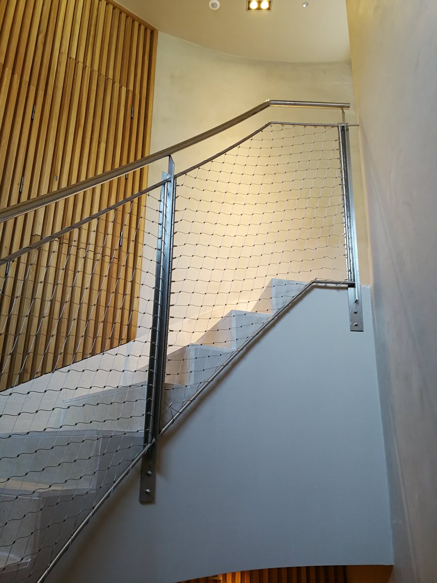 Finsaarquit's tweet photo. Instalación de una #barandilla en una escalera en #Barcelona. Modelo #Flexonet 60x1,5 mm. Por @Finsaarquit https://t.co/BLsOUnNSl2