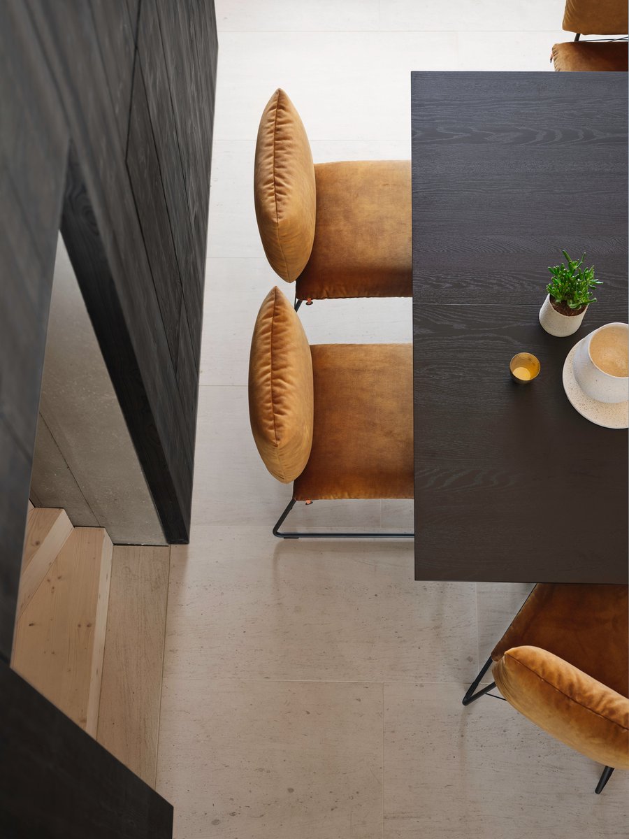 Hello from the upper side.. 👋🏼👋🏼
#cosy #chaircollection #anotherview #naturalmaterials #gravity #tableconcept #rectangular #blackenedoak #elegant