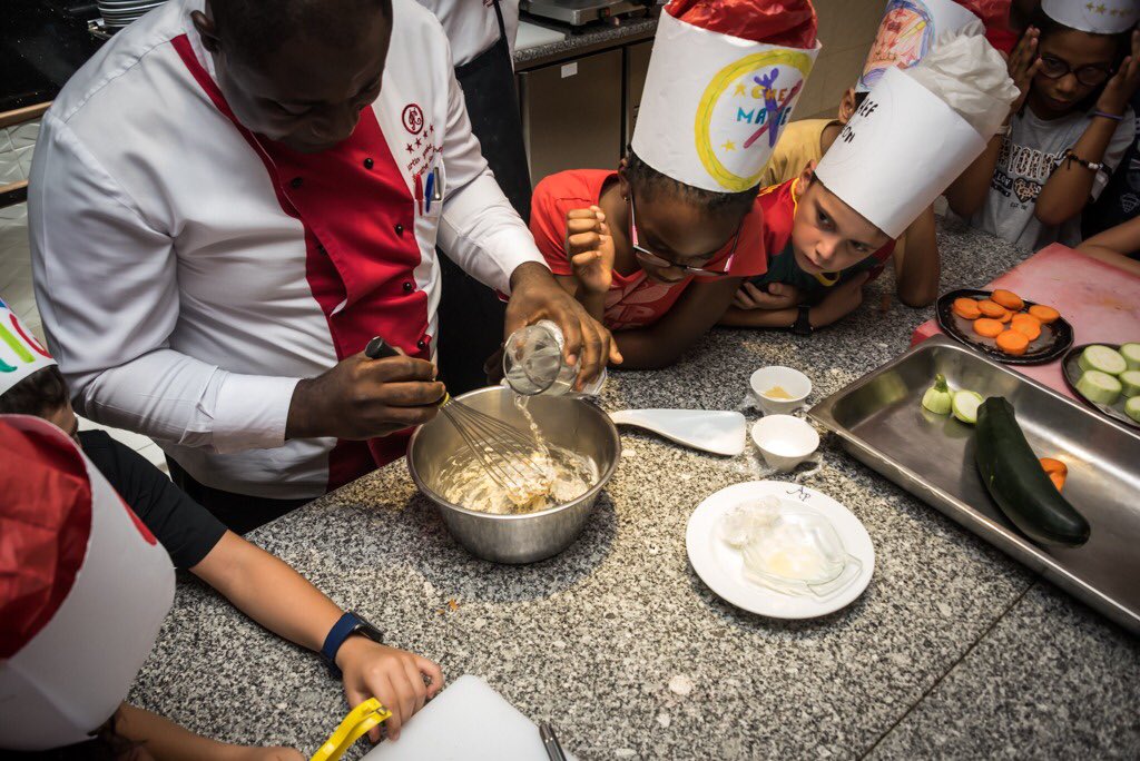 C’est la semaine du goût, pour les enfants aussi (et surtout). De la terre à l’assiette, les petits écoliers de Dominique Savio sont nos invités en cuisine cette semaine. bit.ly/2kNKUCf #SemaineDuGout #AkwaPalace