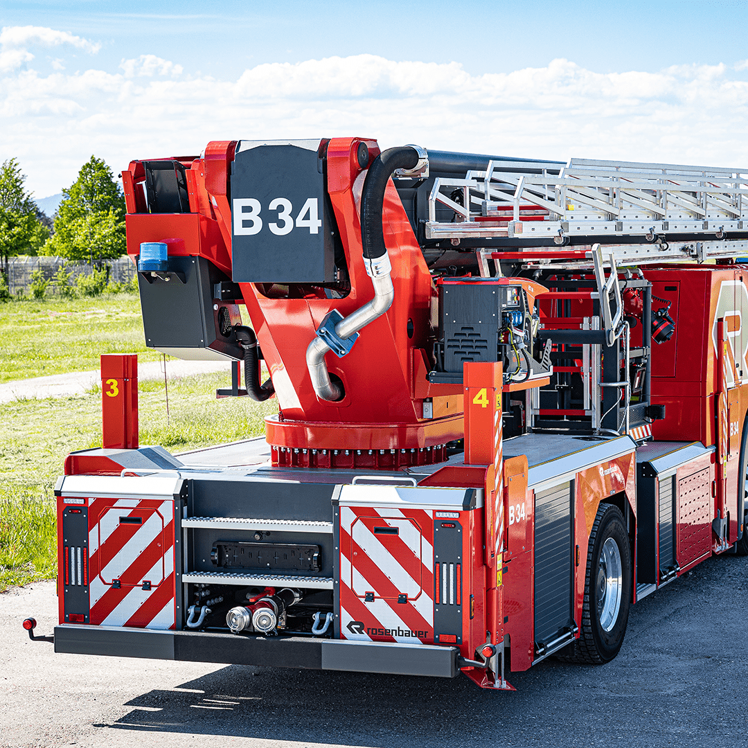 RosenbauerGroup's tweet photo. Curtains raised for the B34 2.0 🆕
The new, weight-optimized hydraulic platform B34 2.0 with a working height of 34 m on a 2-axle chassis offers improved rescue and extinguishing capacity.
Further information: ➡️ https://t.co/FrCdpTjW7R
#Rosenbauer #hydraulicplatform https://t.co/86LkxTe334