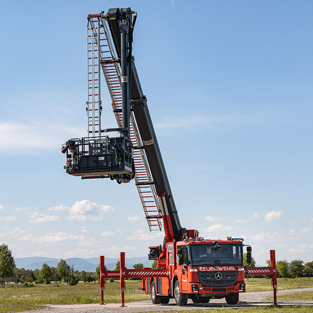 RosenbauerGroup's tweet photo. Curtains raised for the B34 2.0 🆕
The new, weight-optimized hydraulic platform B34 2.0 with a working height of 34 m on a 2-axle chassis offers improved rescue and extinguishing capacity.
Further information: ➡️ https://t.co/FrCdpTjW7R
#Rosenbauer #hydraulicplatform https://t.co/86LkxTe334