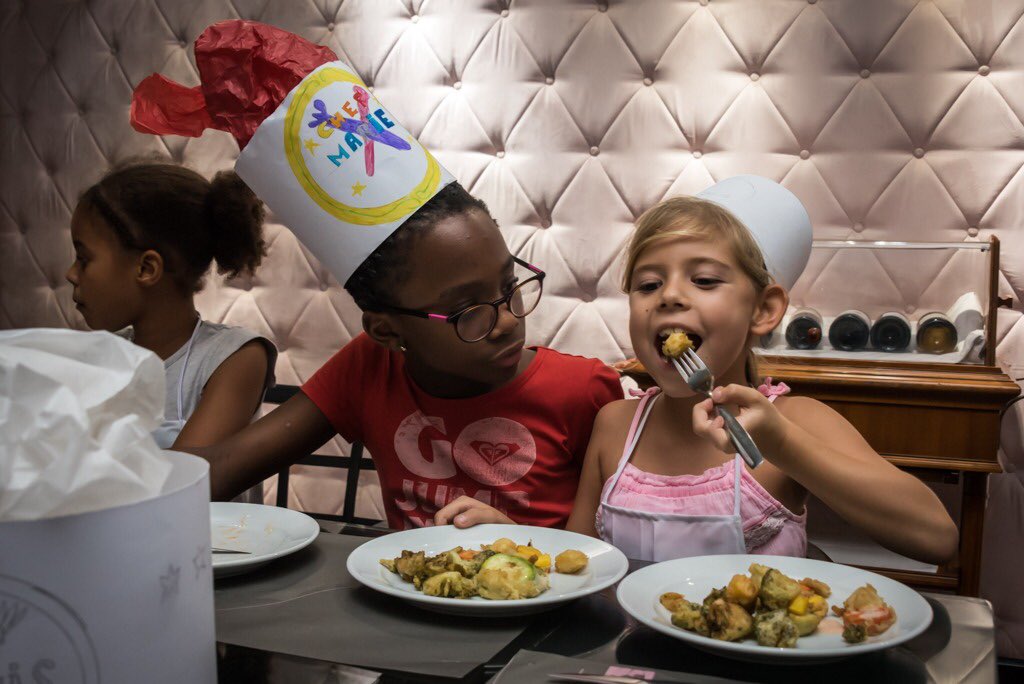 Les petits chefs apprendront au cours de deux ateliers des recettes simples et goûteuses, à base de légumes fraîchement issus des “Potagers de Bafou”, à l’origine de cette initiative sympathique. bit.ly/2kNKUCf #SemaineDuGout #AkwaPalace