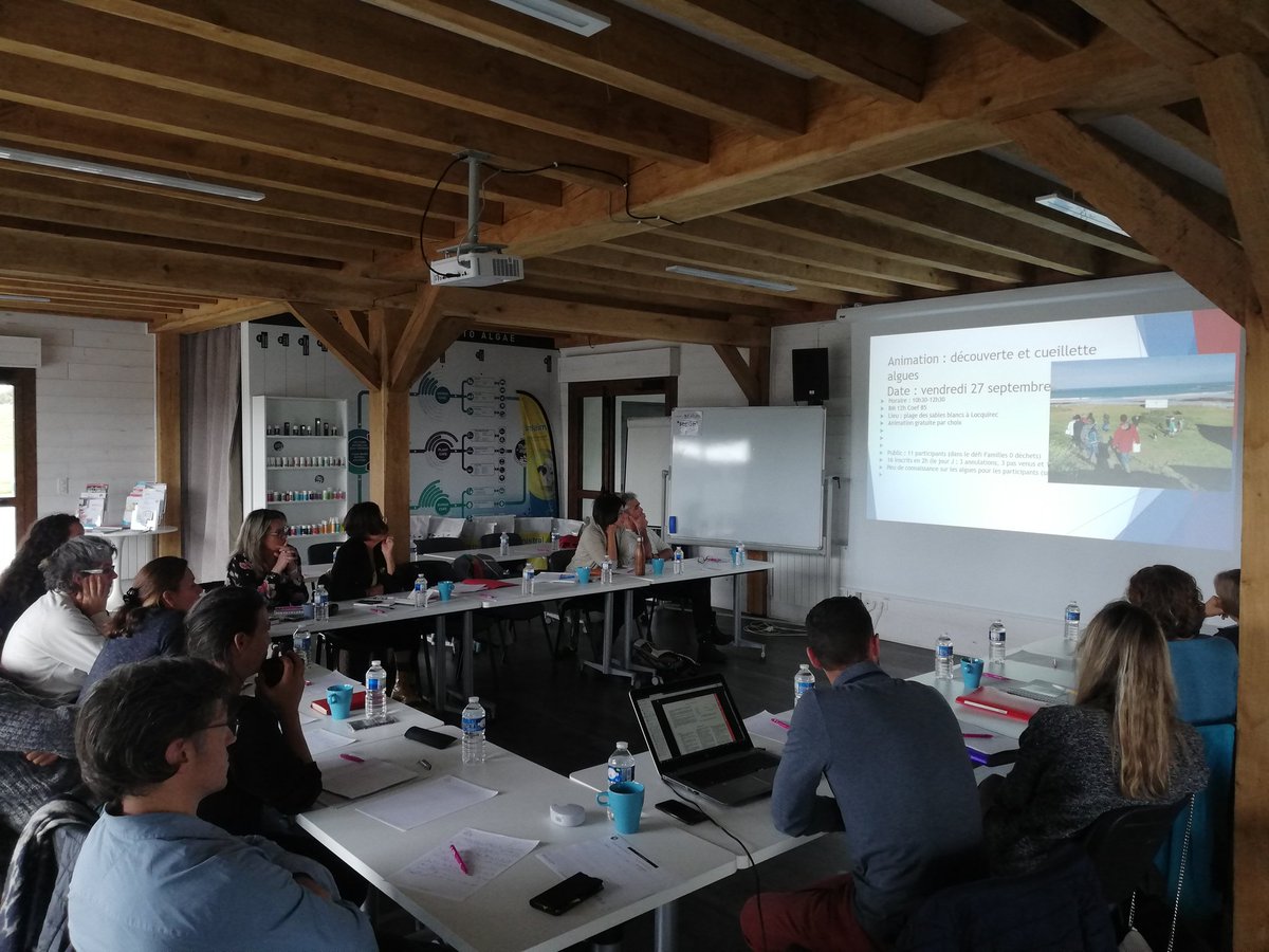 BzhAlgaeSchool's tweet photo. Clap de fin pour la formation#AnimationAtelierSortieAlgues. Les ambassadeurs Algues sont prêts #BlueTrain https://t.co/idGDjRjVEM