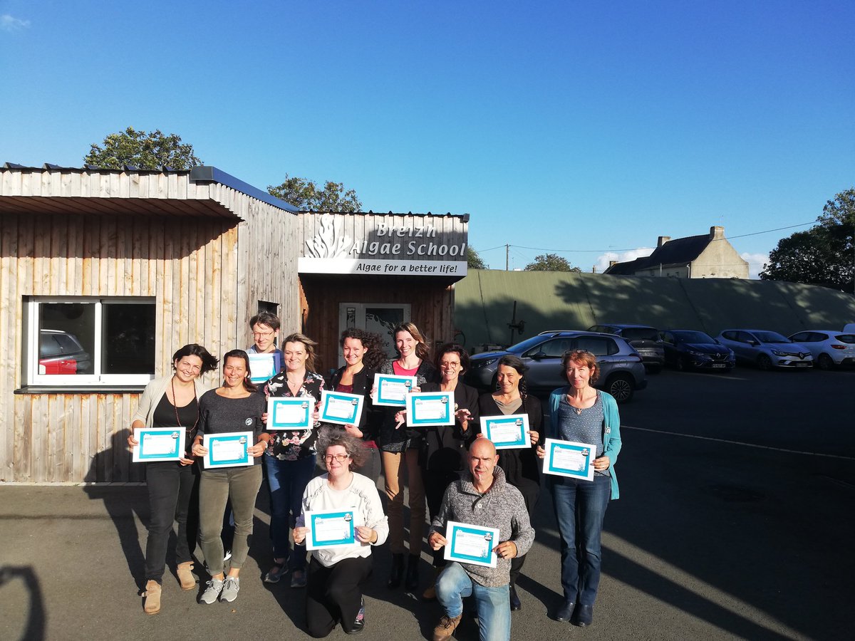BzhAlgaeSchool's tweet photo. Clap de fin pour la formation#AnimationAtelierSortieAlgues. Les ambassadeurs Algues sont prêts #BlueTrain https://t.co/idGDjRjVEM