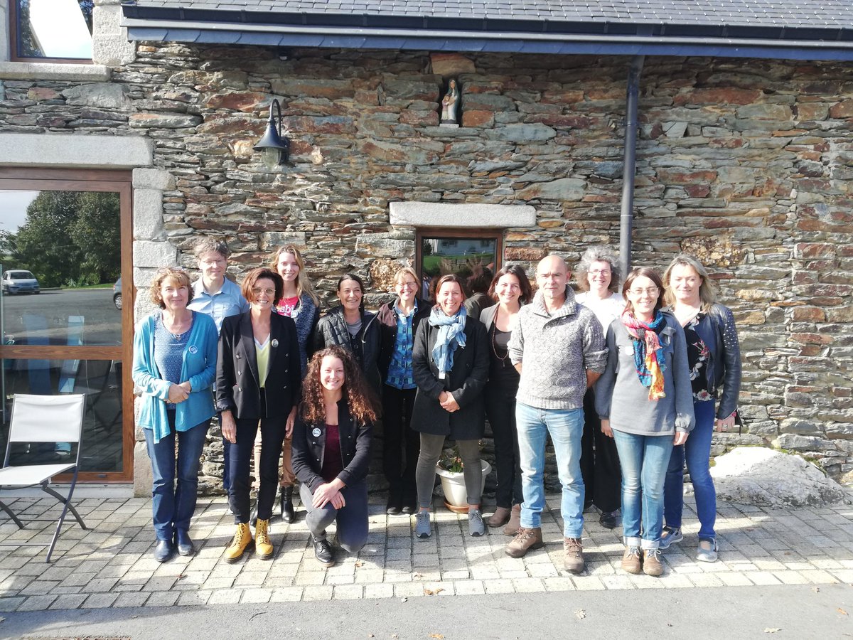 BzhAlgaeSchool's tweet photo. Clap de fin pour la formation#AnimationAtelierSortieAlgues. Les ambassadeurs Algues sont prêts #BlueTrain https://t.co/idGDjRjVEM