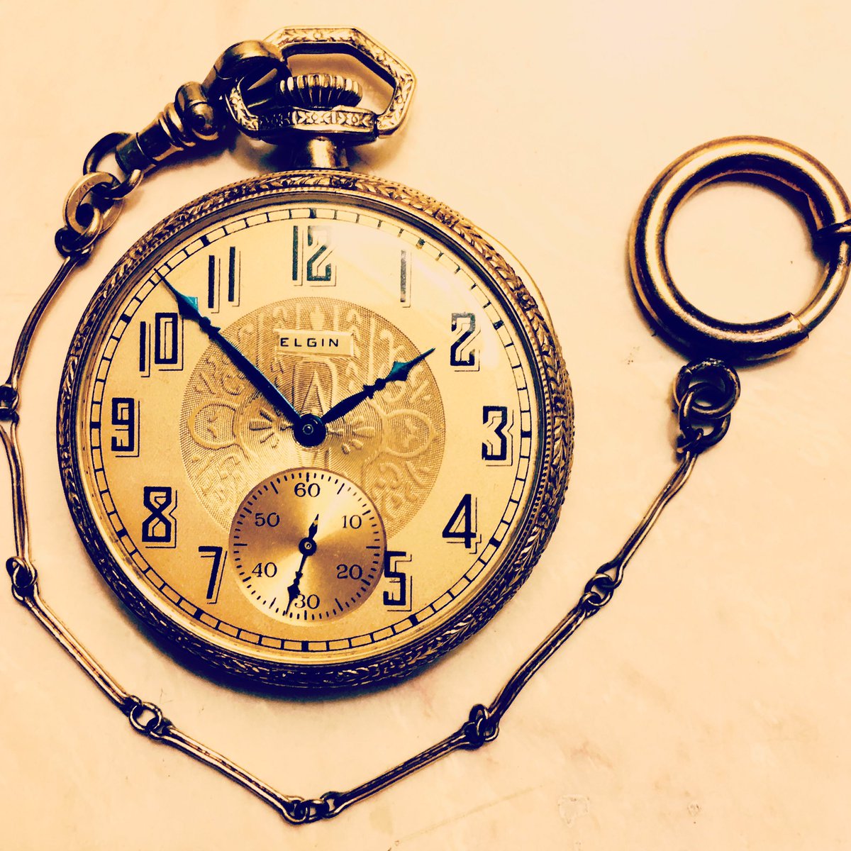TheAntiqueNomad's tweet photo. Family nostalgia made great-granddad’s #1910s Elgin #PocketWatch my treasured find this summer. Most watch collectors start with a family piece, then learn all the distinctive styles and movements of yore | #elginwatch #Vintagewatch #watchcollecting #theantiquenomad https://t.co/eoQM86SvaP