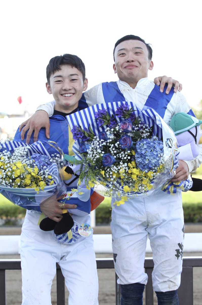 Twitter 上的 地方競馬全国協会 Nar 公式 山田騎手 足元は撮らないでくださいね 笑 本日のヤングジョッキーズtr浦和は 第1戦 第2戦ともにjraジョッキーが勝利する結果に 表彰式では 小林凌大騎手と山田敬士騎手の仲良しぶりが印象的でした フォトセッションの際