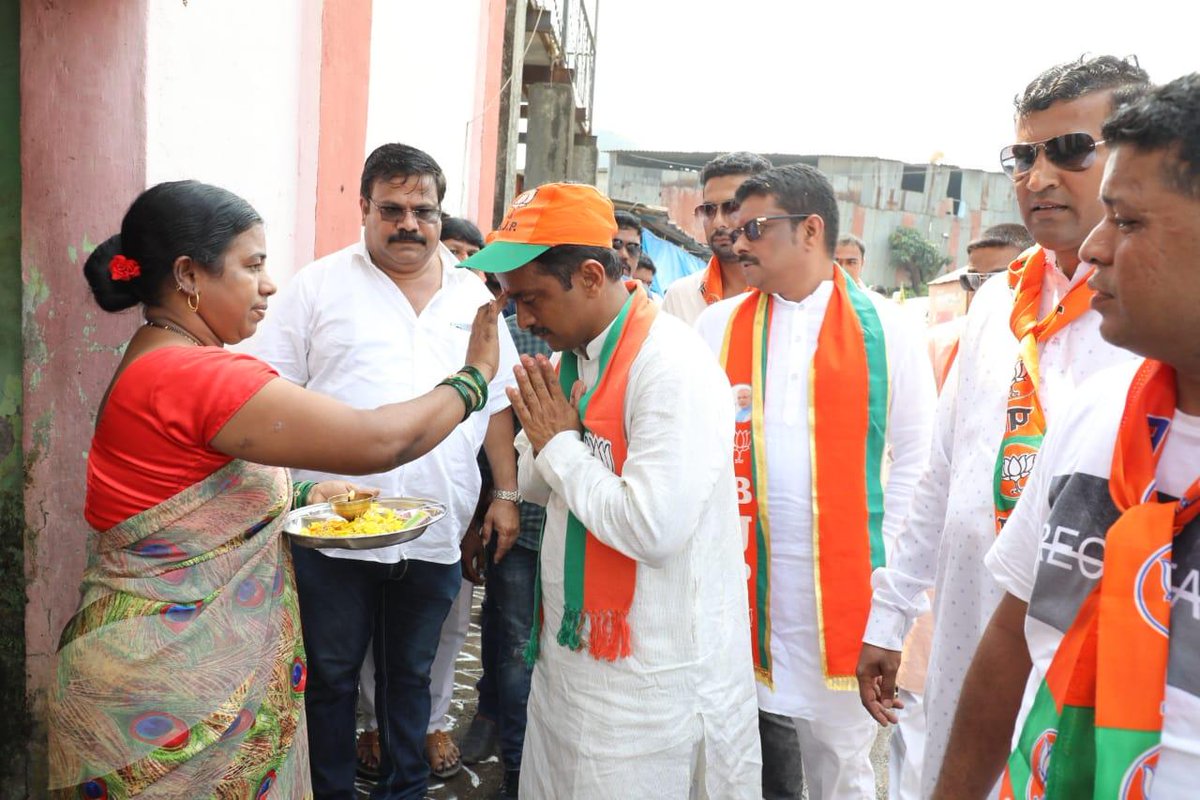 ithakurprashant's tweet photo. पनवेल विधानसभा प्रचाराचा झंझावात 

पनवेल येथील धानसर येथून पनवेल विधानसभा प्रचार यात्रेची सुरुवात करण्यात आली. धानसर येथील जनतेचे प्रेम आणि उत्साह पाहून आणखी विकासकामे करण्याची प्रेरणा मिळते आहे.

#Panvel #Election2019 #Voting #PanvelElection #प्रचारयात्रा https://t.co/v0tl6rvCIb