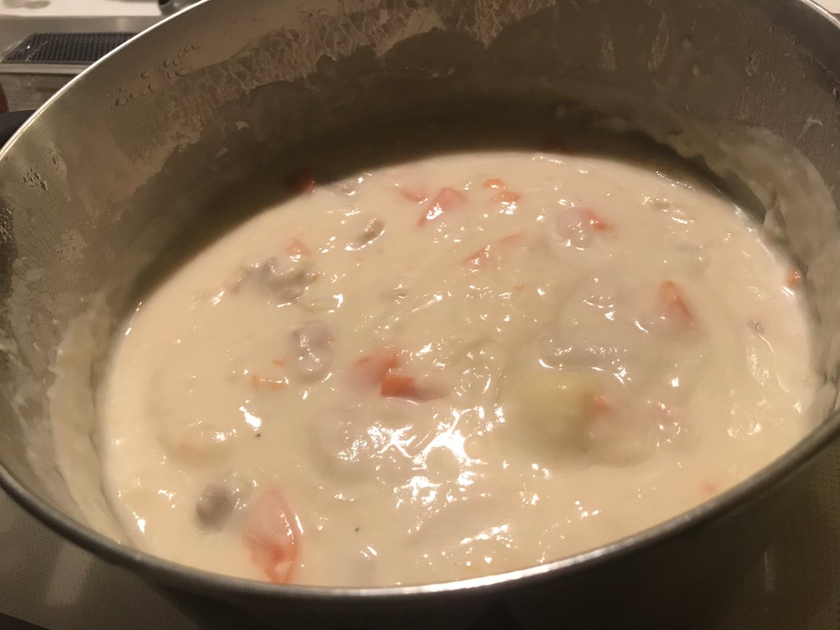 ジューシー シチューは外箱に記されたレシピ通り忠実に作って手元で黒胡椒やタバスコやらで味変するのが好きなんですけど どうも昨日からキムチ鍋の素が タバスコの酸味辛味に加えて俺は魚介まで抑えてるぞ 使え とうるさいんすよね バカ美味いす