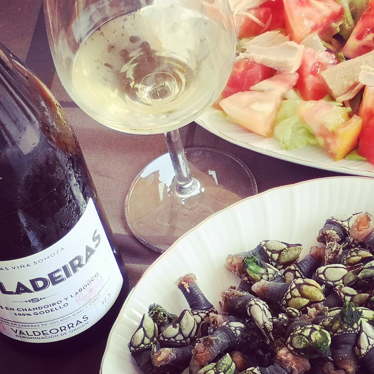 BodegaSomoza's tweet photo. #As2Ladeiras es el #vinoblanco más directo y profundo de Bodegas Viña Somoza. #Godello 100%
#bodegasomoza #enología #lifestyle #winelovers #vinosdeespaña #enocultura #vinosdegalicia #gourmet #somelier #dovaldeorras #uvagodello #godello #vino #foodies #bebeviveama https://t.co/Z6H8jjKd2J