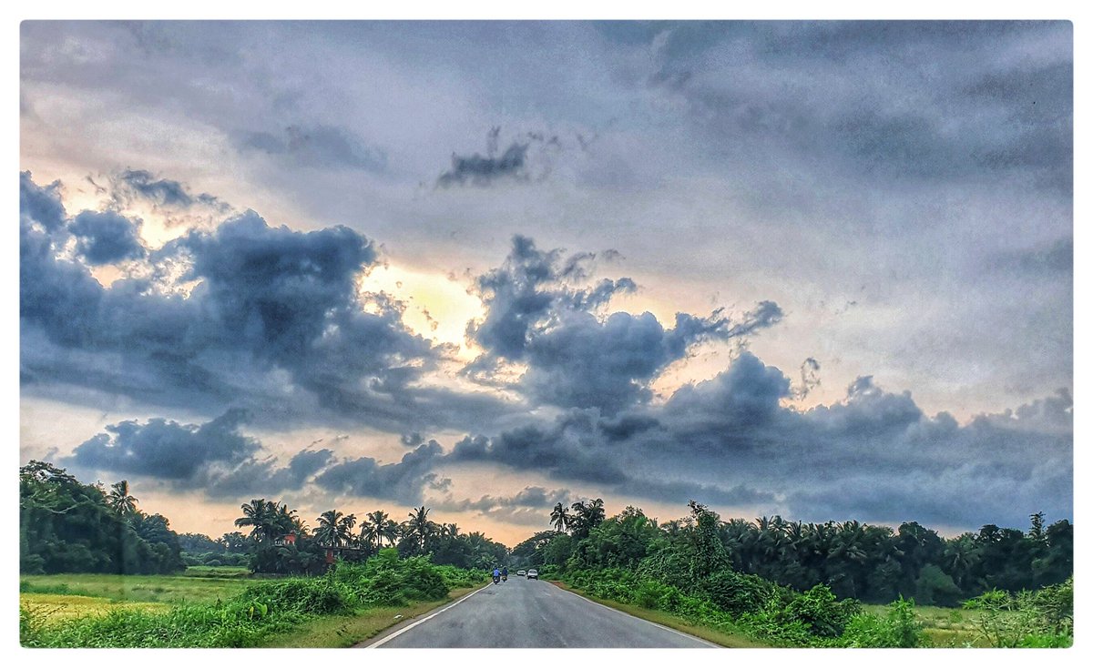 HedeViraj's tweet photo. Just another perspective of our everyday Margao-Panjim highway. 
#Goa #Sky #Evening #nature
#ShotonGalaxyNote10 https://t.co/nPPsoBgzNL