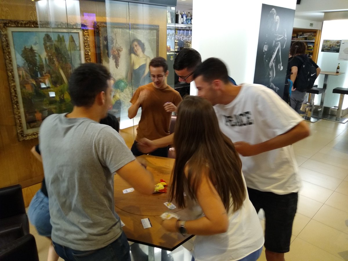 bazar_iglesias's tweet photo. Os dejamos unas fotos de la demostración de #FunkyPollo de @Mercurio_Juegos (aunque también se colo #DiceAcademy) que hicimos en @ContinentalGr ¡Gracias por venir! https://t.co/LusU1XAGo3