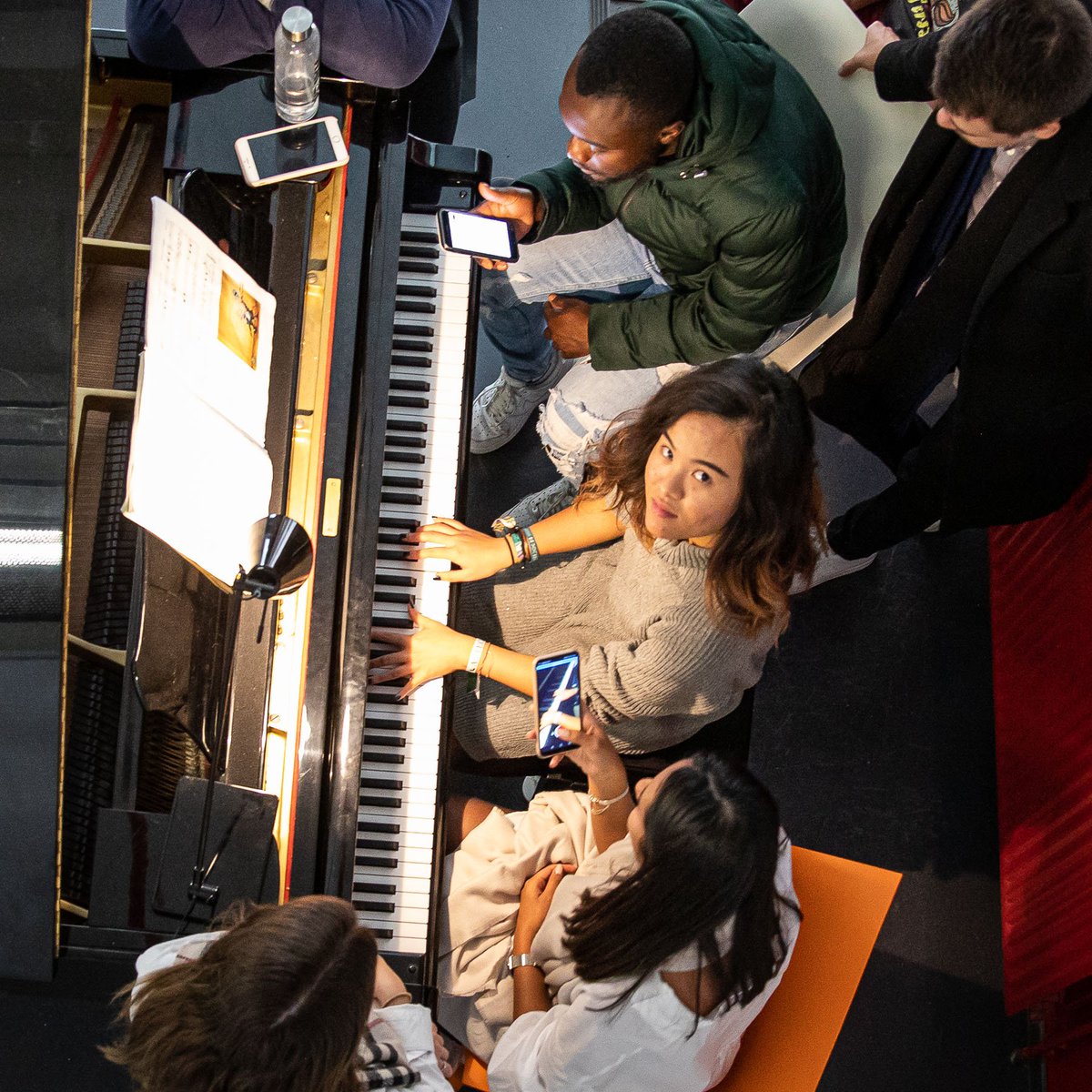 SCBS_edu's tweet photo. Hier, c'était le lancement de The Musical 2019 !
Un séminaire d'une semaine regroupant tous les 1eres années, répartis en 5 groupes pour réaliser et interpréter chacun leur propre comédie musicale ! 🎶🎼🎤 
Que le spectacle commence ! 💃🏼🕺🏾
#JustBeSCBS https://t.co/muyTblPeIn